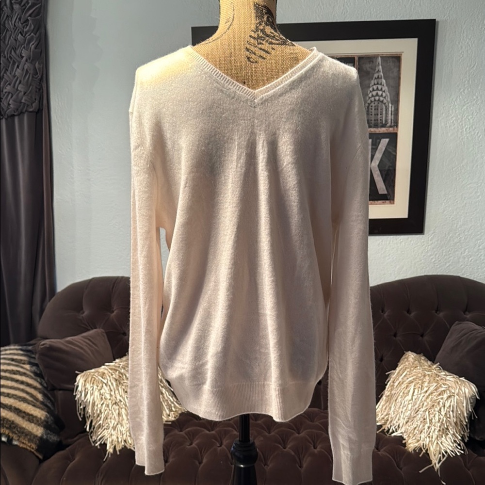 Black Brown 1826. Size XL Cream V-Neck Cahsmere Sweater new & unworn w/out tags.